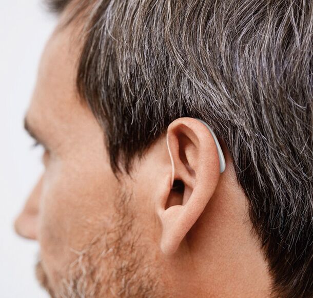 Mann mit einem Hörgerät