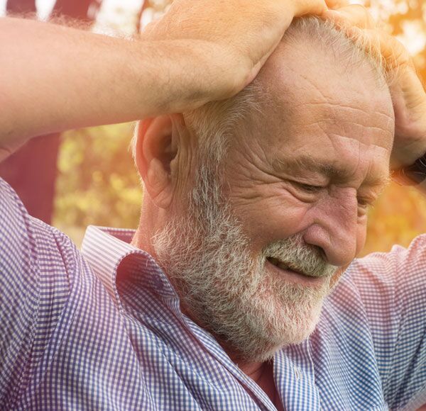 Mann mit einem nahezu unsichtbaren Im-Ohr-Hörgerät